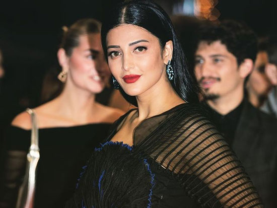 Dazzling Clicks Of Shruti Hassan In Black